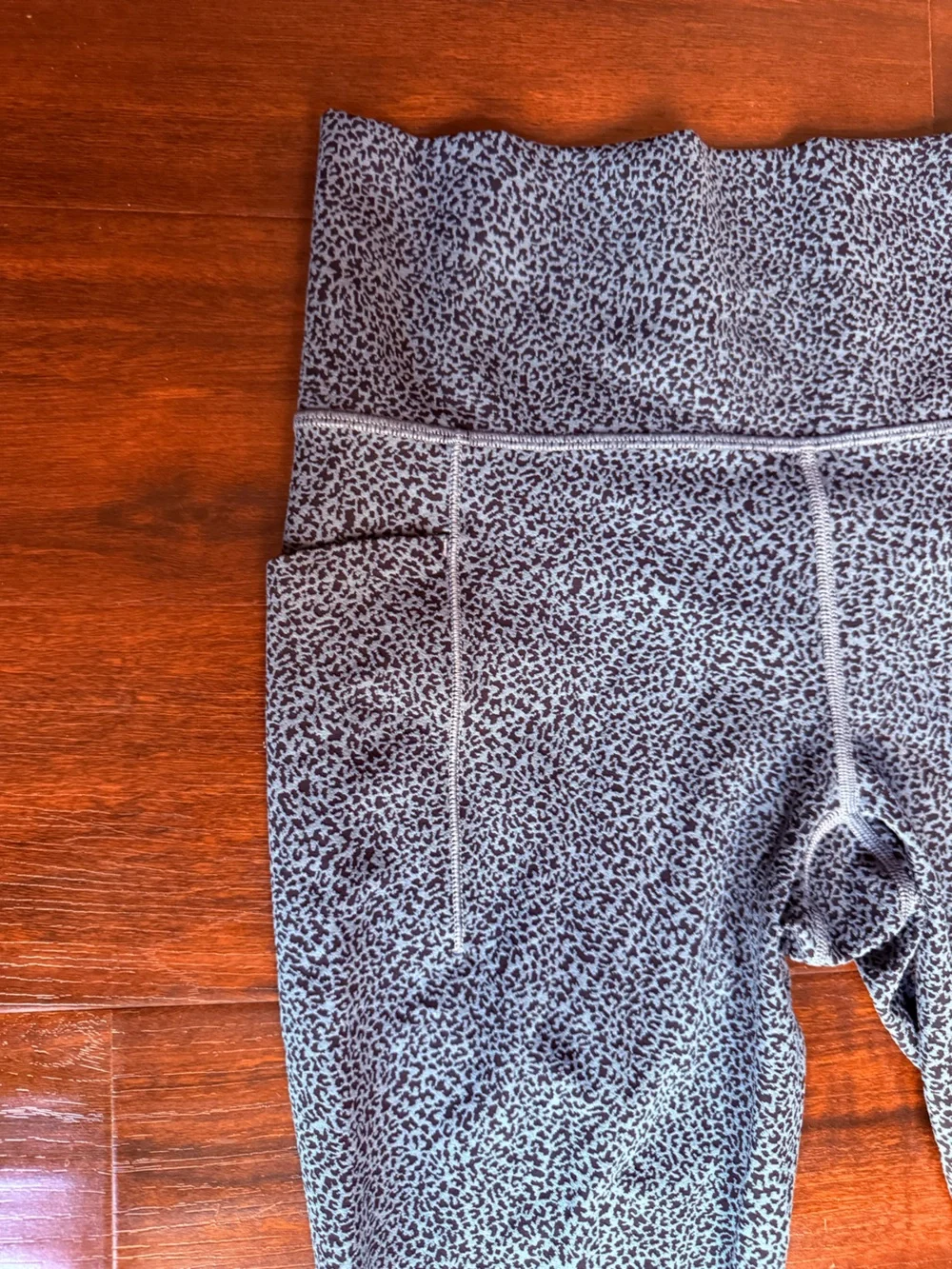 Athleta Salutation Stash II Textured Tight blue animal print size MT - Picture 4 of 6